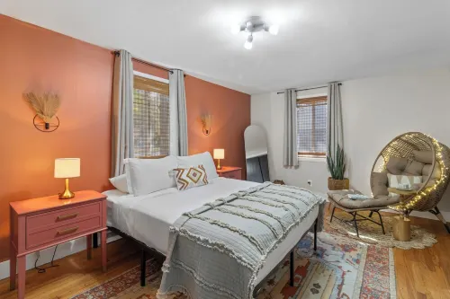 Stylish, Spacious, 4 TV's, Game Room w/ Bar and Lounge Area