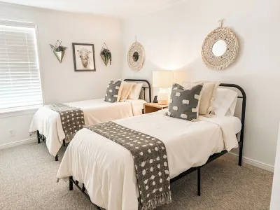 Stylish 5-Bed, 2-Bath Home, Close Access to Ski Resorts Hotels near Le Jardin