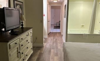 Riverside 209 1Br Condo with Jacuzzi by RedAwning