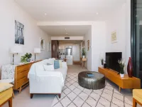 1-Bed with Amazing Views, Pool, Gym, BBQ & Parking