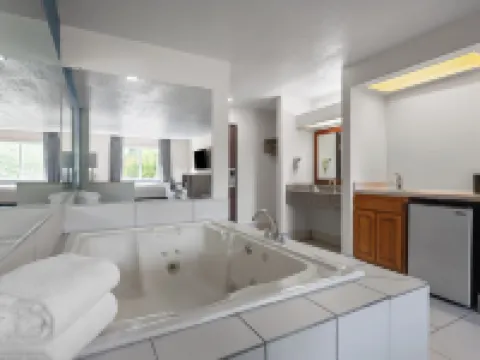 Baymont by Wyndham Piqua Hotels in Miami County