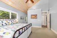 Private Beautiful Surrounding Hot Tub Mins to Saug - Villas