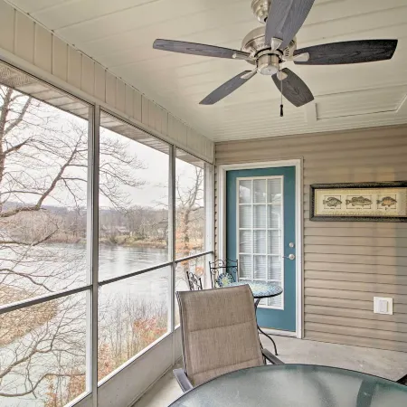 4 Mi to Strip Cozy Lake-View Retreat in Branson