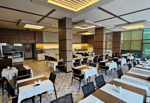 5. 아크귈 오텔..