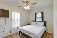 Williston Home w/ Yard: 6 Mi to Devils Den Spring