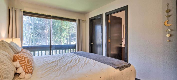 Walk to Canyon Lodge! Resort-Style Condo w/ Pool Hotels in Mono County