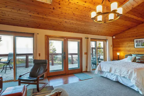 Cozy Schroeder Studio w/ Deck on Lake Superior - appartements de vacances