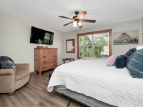 6 Mi to Branson Strip! Lakefront Home with Fireplace Hotels in Stone County