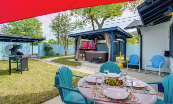 San Antonio Retreat w/ Private Hot Tub & Gas Grill