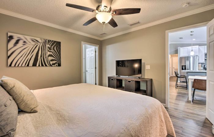 Serene Live Oak Home w/ Fire Pit by River + Sosmp!