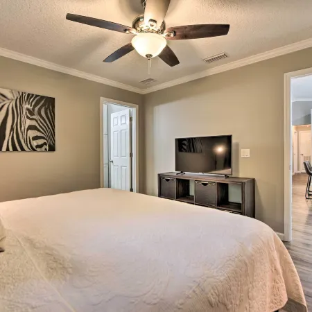Serene Live Oak Home w/ Fire Pit by River + Sosmp!