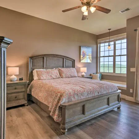 Luxe Mtn-View Condo in Branson w/ Hot Tub Access!