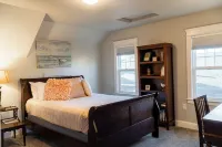 The Rustic Rose - 4 Bedroom House w/ Hot Tub Near Downtown