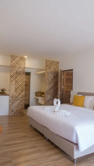 ห้องดีลักซ์ เตียงใหญ่ พร้อมระเบียง