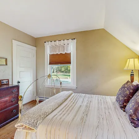 4BR House w/ Kitchen, Jetted Tub, Wifi + gas Grill