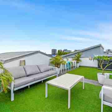 Spacious 2-bed With Private Rooftop & BBQ Access Others