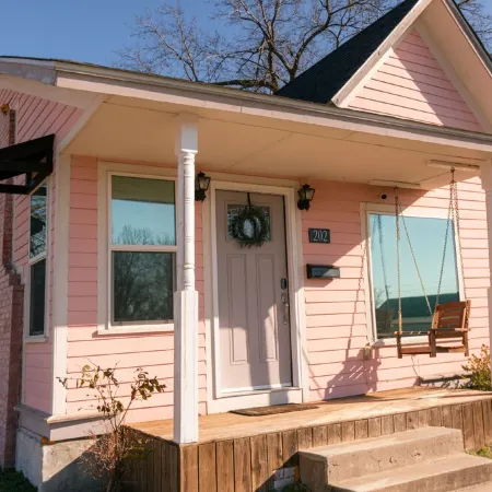 Charming 3-bedroom cottage with WiFi and AC in delightful downtown Guthrie Отели в г. Гатри