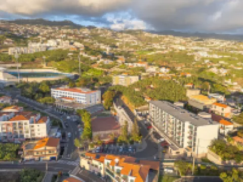 카르모에 정박된 숙소, 호미 제공