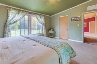 Spacious de Tour Village Home Near Lake Huron! -  Privatzimmer