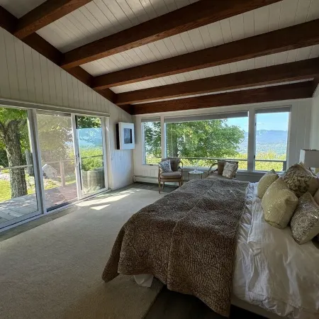 Luxury Mountain Top House , Hot Tub, Fire Pit & Panoramic Stratton Views