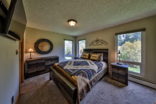 Modern Kitchen and Private Deck - Stylish Ground Floor Retreat