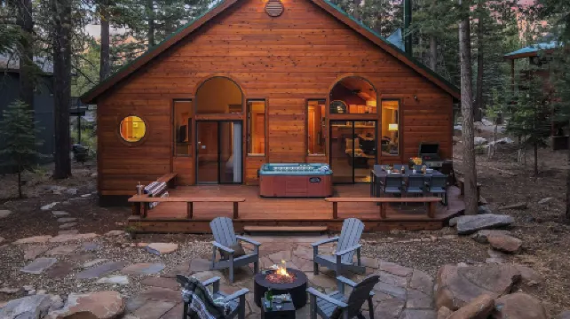 櫻桃木華麗小屋，被松樹環繞，配有熱水浴缸