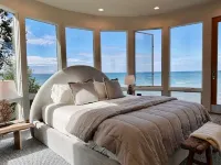 Stunning Lakefront Retreat with Private Beach, sleeps 12 people! Hotels in 