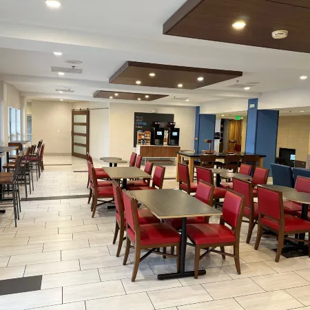 Holiday Inn Express & Suites TRACY by IHG