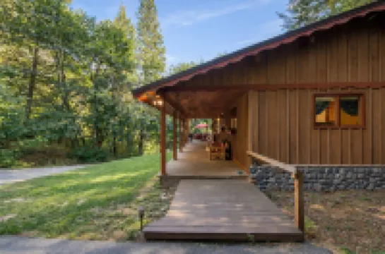 Bear Paw 2 Bedroom Home by NW Comfy Cabins by RedAwning