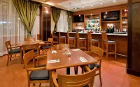 โรงแรม ฮอลิเดย์ อินน์ โฮเทล แอนด์ สวีทส์ แคมลูปส์ บาย IHG - ที่มีบาร์