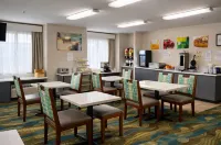 Econo Lodge Inn & Suites Santa Rosa South - พร้อมอาหารเช้า
