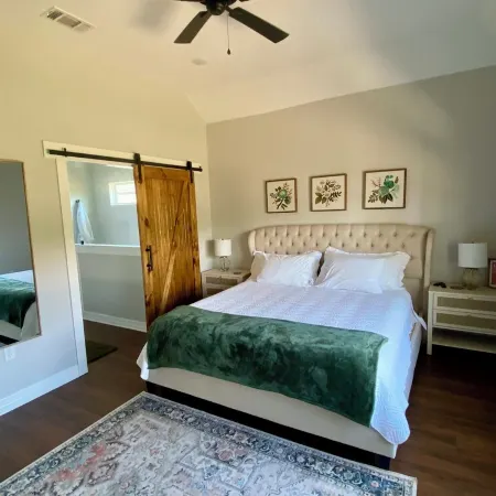 Modern Lufkin Retreat: High-End 3 Bedroom Home