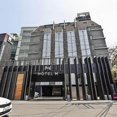 Hotel H Отели рядом с достопримечательностью «Рынок Амса»