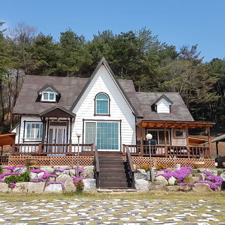 Pyeongchang Bongpyeong Love Story Pension Отели рядом с достопримечательностью «Lee Hyo Seok Literature Forest»