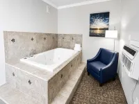 Magnuson Grand Pioneer Inn and Suites - Bathtub