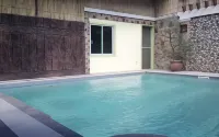 RedDoorz near Walking Street Angeles City - Kolam Renang