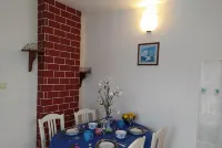New and Completely Renovated Apartment 5-1