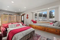Sweet Private Leavenworth River Front Cabin with Fast WiFi & hot tub- Sleeps 6. - Feriehus
