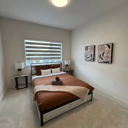 Luxuria Vibe & Vogue 5 Bdrm near Lake!