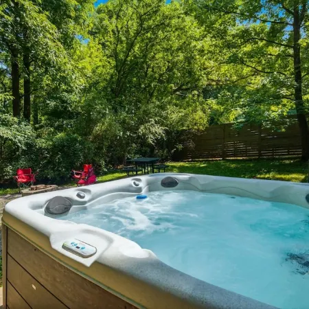 Little Joe Log Cabin, Utk/Neyland, Smokies, 16Acres, FP, HotTub, Fishing, Pets