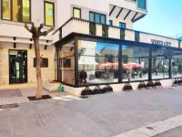 Hotel & Restaurant White City - parkir