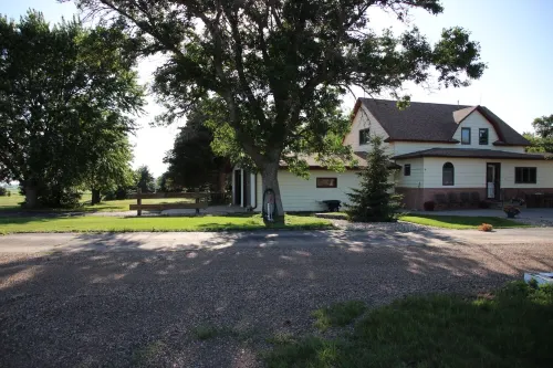 Spacious 6-bedroom farmhouse in lovely Chamberlain - 3-Star
