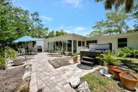 Coastal Home w Hot Tub Firepit and Music Lounge - Wi-Fi