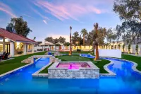 The Lazy Palm Private Lazy River Pickleball - Jacuzzi