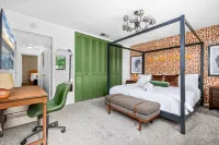 Sleeps 10 - Pool - Hot Tub - Fire Pit - Playground - Kitchen
