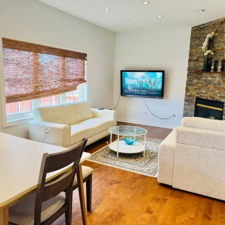 Top Rated 4 bedrooms, 5 beds near airport