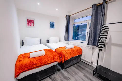 Cosy 2BR Flat Steps from Cardiff Pubs & Town - 2-Star