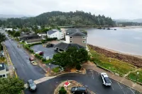 Siletz Bay Beachfront Hotel by OYO Lincoln City - parking