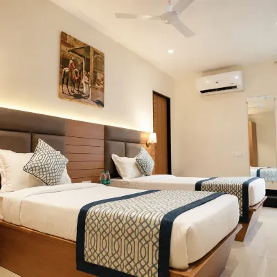 Royal Regal-Rooms & Suites Hotels near Phoolbagh