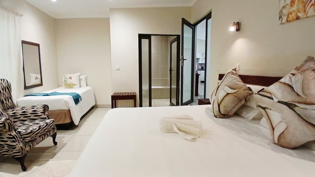 7 Roomed Boutique Safari Lodge-Chobe Sunset Chalets